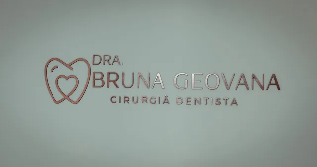 Logotipo da Dra. Bruna Geovana em letras rosé na parede do consultório