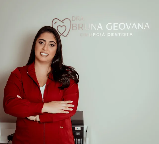 Dra. Bruna Geovana de jaleco vinho, sorrindo